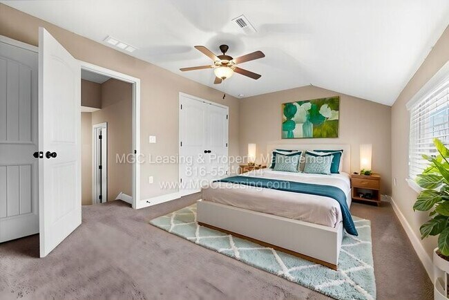 Foto del edificio - Raymore Luxury Townhome - $100 off Monthly...