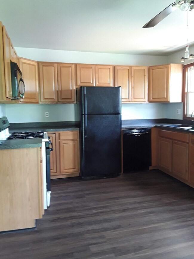 Building Photo - 4 Greenwood Cir