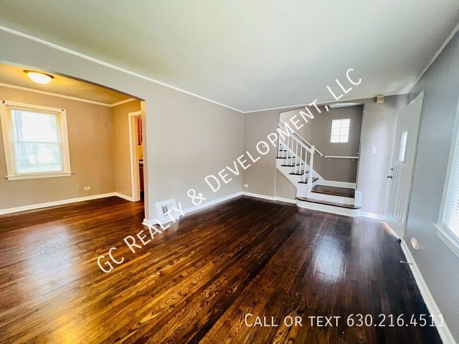 Building Photo - *** 2 BDRM / LAUNDRY HOOKUPS IN UNIT / BAS...