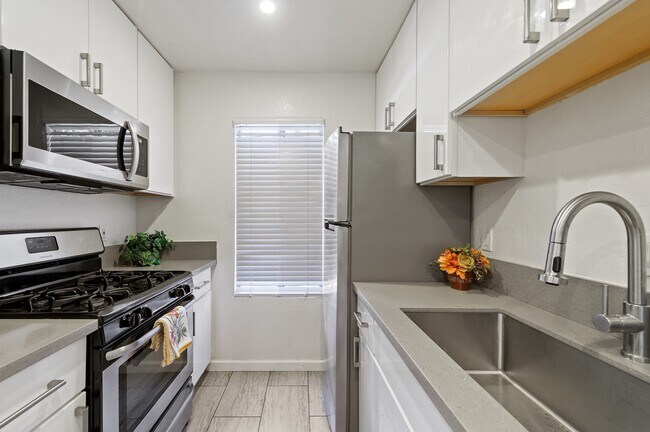 Kitchen - 1009 Murrieta Blvd