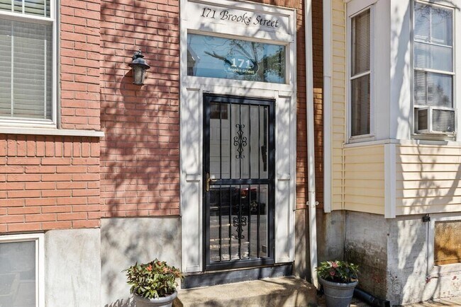 Building Photo - 171 Brooks St