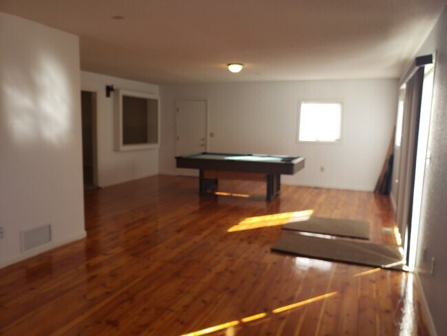 Foto del edificio - HUGE 3,676 Square Foot 5 Bedroom Home!