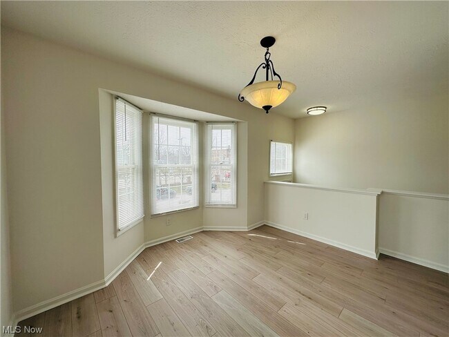 Foto del edificio - 8333 Beacon Pl