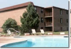 Pool - Crestbrook Apartments & Townhomes