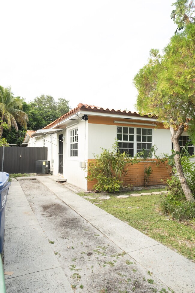 Foto del edificio - 833 NW 106th St