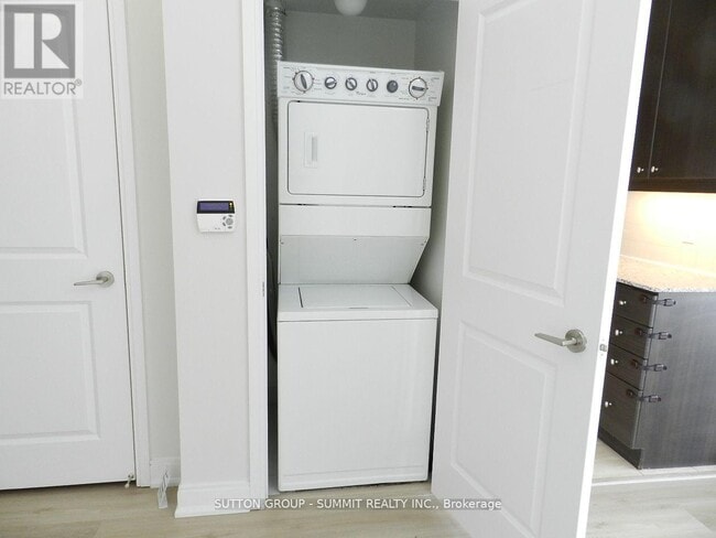 Photo du bâtiment - 60 Absolute Ave