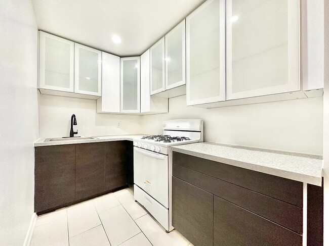 Building Photo - 65 Park Terrace W
