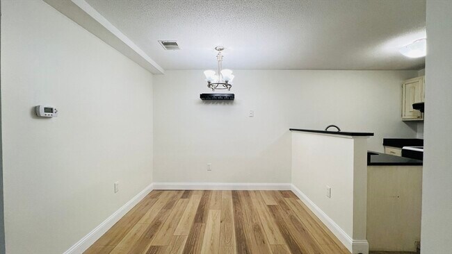 Foto del edificio - 18 Walden Dr