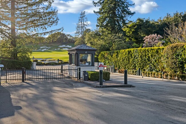 Foto del edificio - Prestigious & Gated Pasatiempo Golf Course...