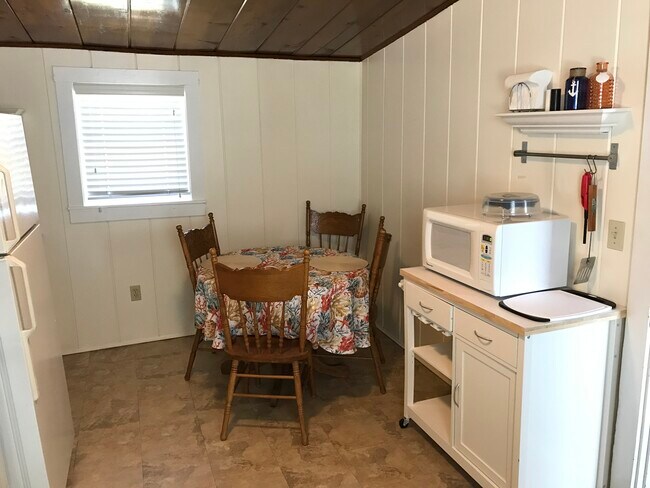 cocina comedor con lavadora y secadora apilables - 38B Warren Ave