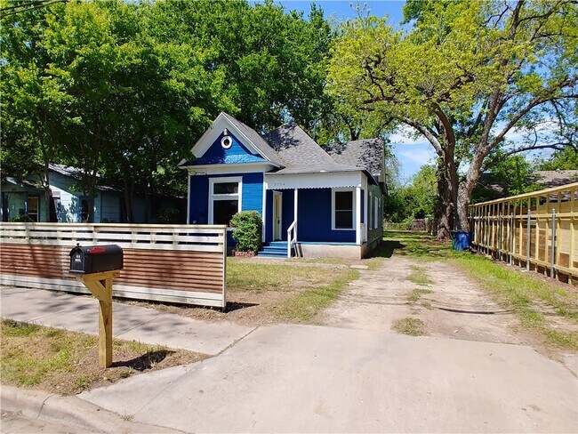 Building Photo - 3704 Govalle Ave
