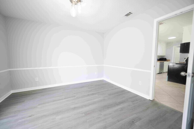 Building Photo - 1529 Deerwood Dr E