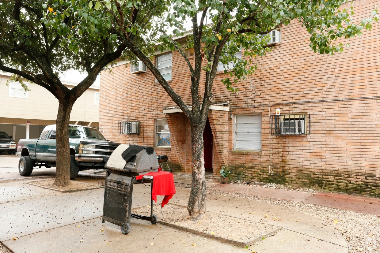 Primary Photo - Lindencrest Apartments