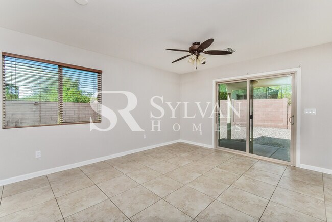 Foto del edificio - Spacious 3 bedroom home with an attached g...