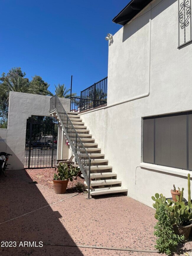 Building Photo - 1211 E University Dr
