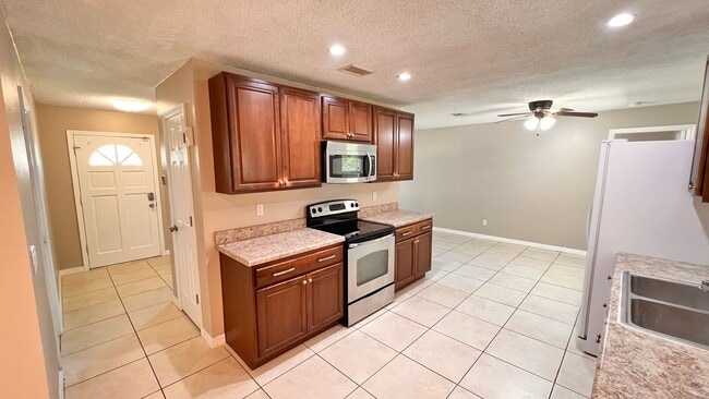Building Photo - Beautiful 4 Bedroom 2 Bath Home!