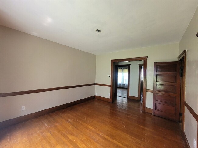 Building Photo - 32 Paine St