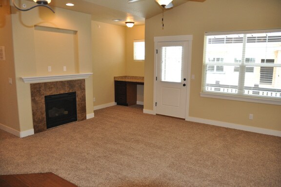 Sala de estar con escritorio empotrado - 5851 Dripping Rock Ln