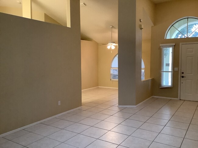 Building Photo - 2022 Blue Heron Dr