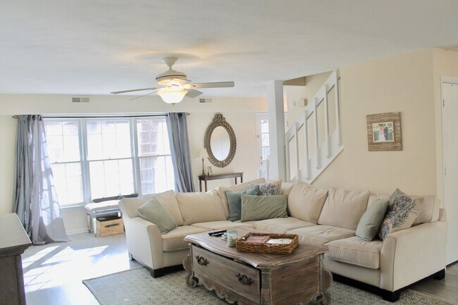 Foto del edificio - Spacious, Open Floor Plan at the end of 81...