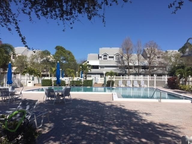 Foto del edificio - Stone's Throw move in ready!