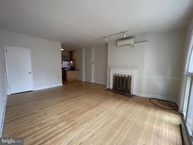 Building Photo - 2038 Locust St