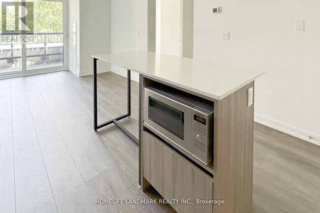 Photo du bâtiment - 8 Beverley Glen Blvd