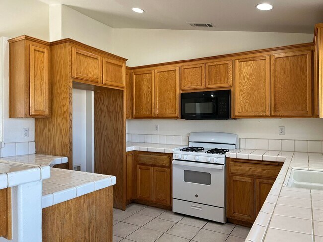 Building Photo - 3 bedroom 2 bathroom home available in Apple Valley!