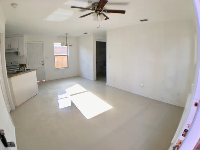 Entry - 519 N Lotto Ln