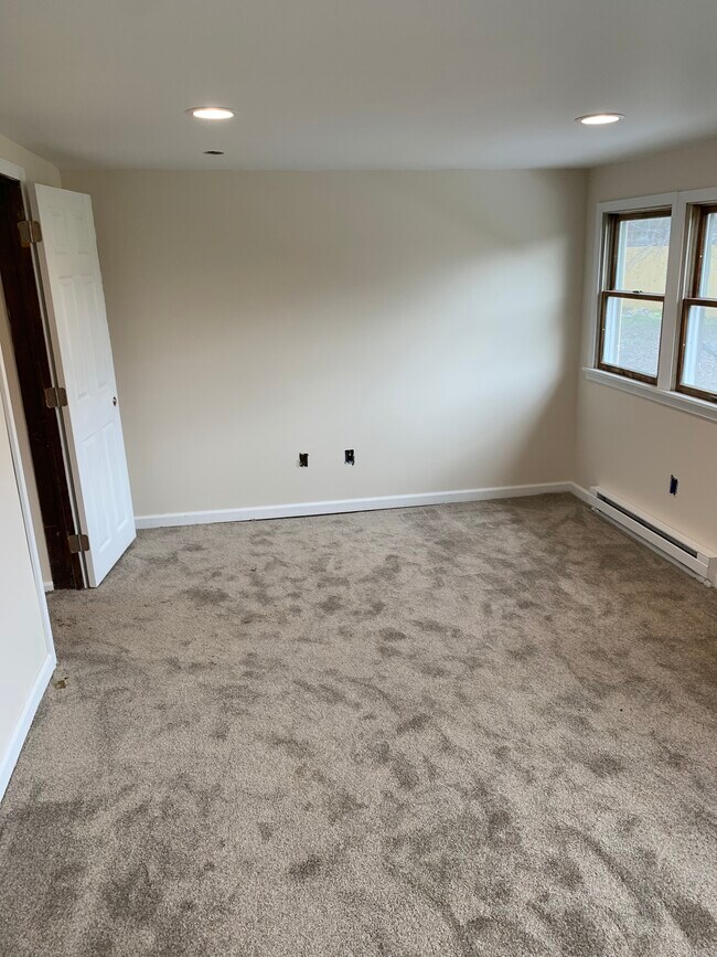 bedroom - 7364 Eastlake Rd