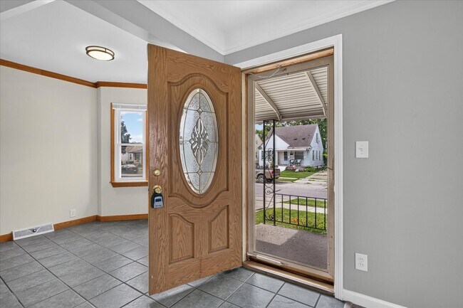 Foto del edificio - Charming 3-Bedroom Bungalow for Rent in Lincoln Park