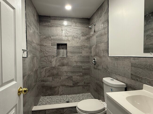 Foto del edificio - 242 Ophelia St