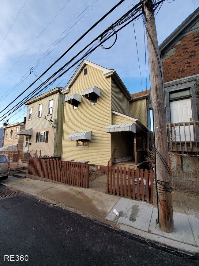 Foto del edificio - 3 br, 1 bath House - 923 Manton Way Allentown