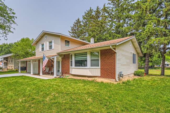 Building Photo - 1322 E Thurston Dr