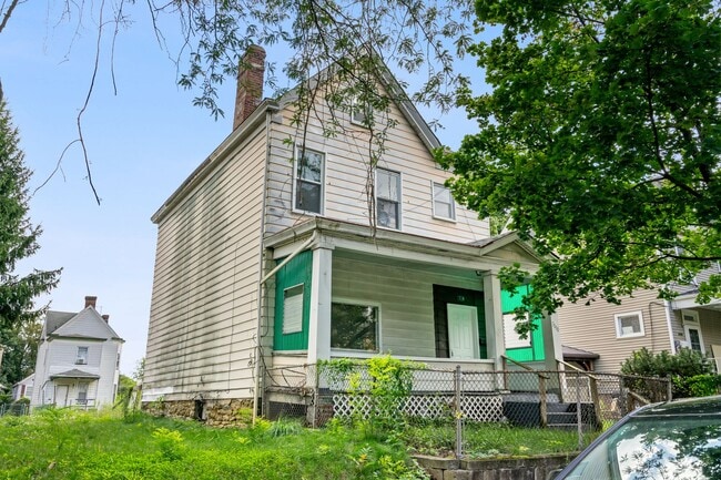 Spacious 4 Bed, 1 Bath Home w/ Bonus Rooms, Off-Street Parking - Available Now in Sheraden! - Spacious 4 Bed, 1 Bath Home w/ Bonus Rooms, Off-Street Parking - Available Now in Sheraden!