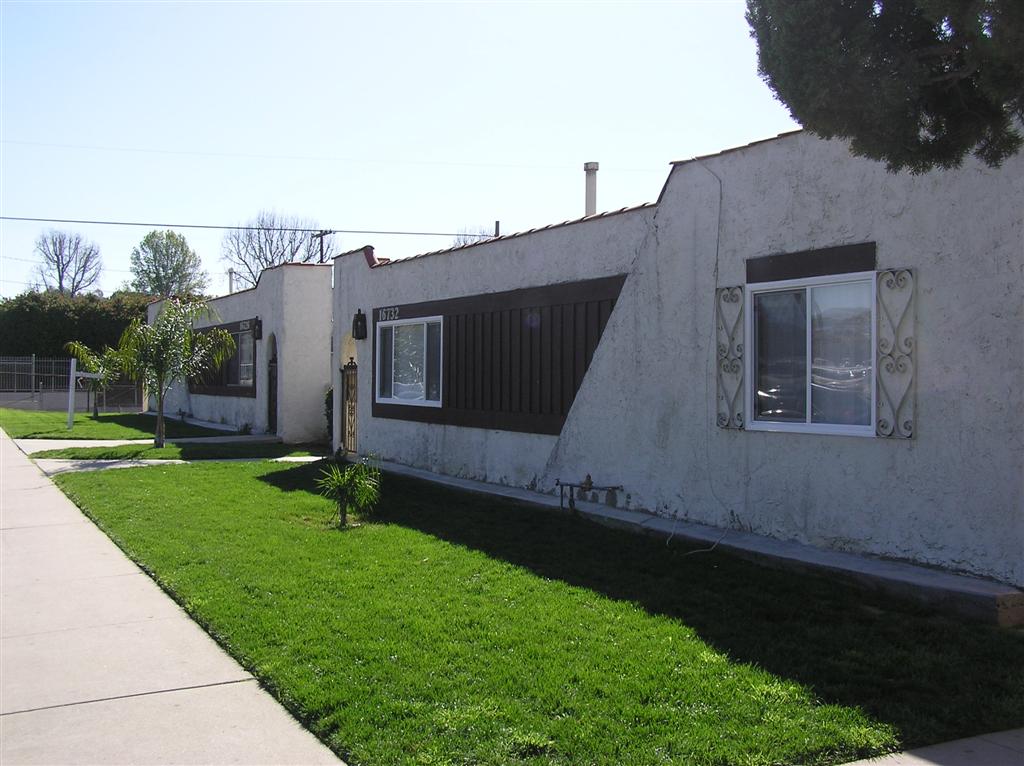 Primary Photo - 16726-16732 Saticoy St