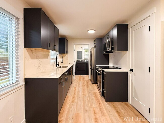 Building Photo - Cozy and Convenient 2bed/1bath house in th...