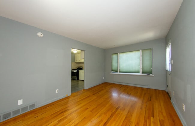 Building Photo - 513 E 9th St
