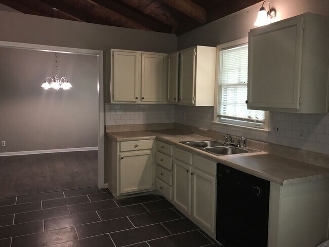 Building Photo - Spacious 4 Bedroom 2.5 Bathroom Rental.  M...