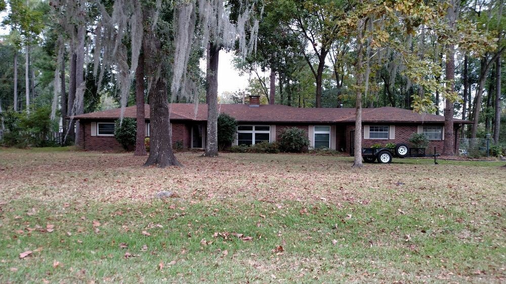 Foto principal - Oakcrest beauty --LEASE PENDING