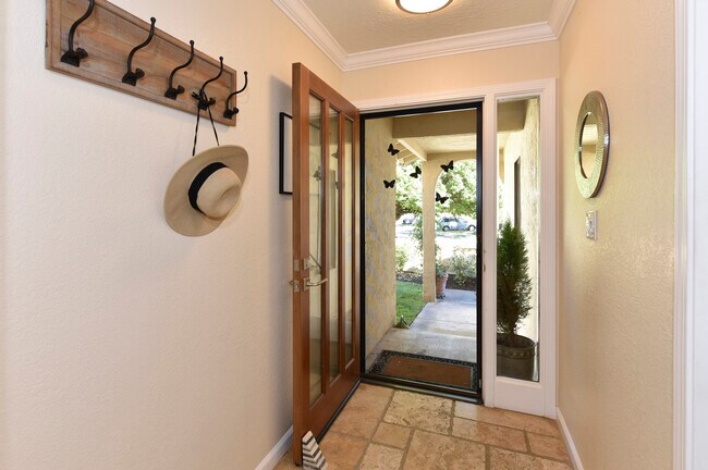 COME ON IN!!!! - 222 Vista Ct