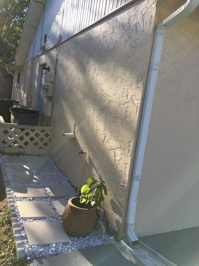 Building Photo - 6856 Larchmont Ave