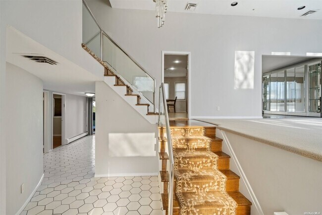 Building Photo - 733 Hillcrest Pl