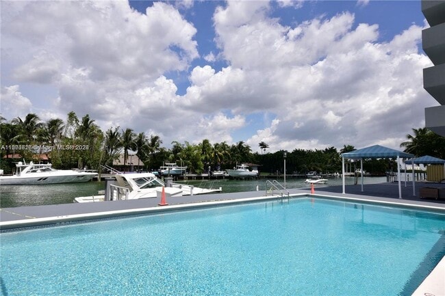 Foto del edificio - 10000 W Bay Harbor Dr