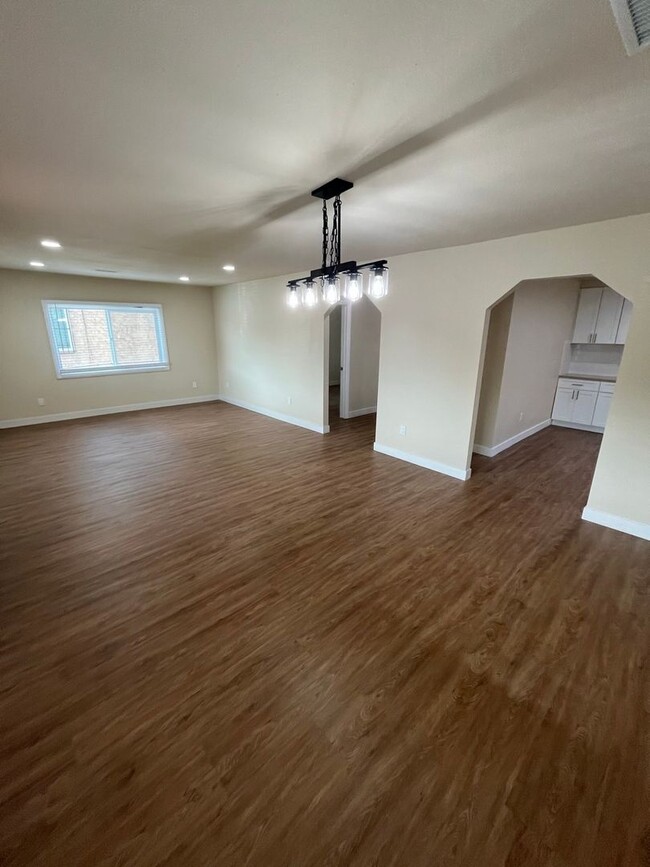 Building Photo - Spacious 4-Bedroom, 2-Bath Home in Los Ang...