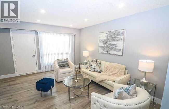 Photo du bâtiment - 223 Pioneer Dr