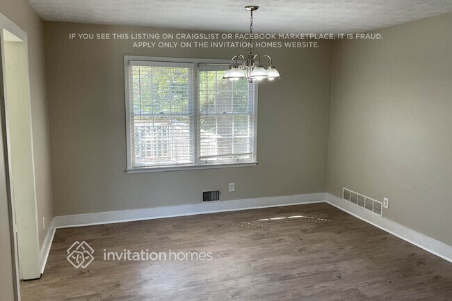 Building Photo - 215 Simpson Dr NE