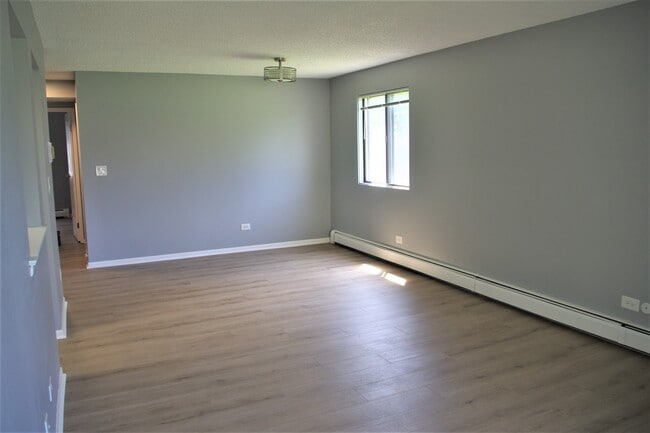 Building Photo - 8 Parkside Ct