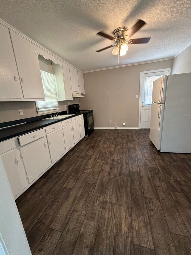 Building Photo - **** AVAILABLE NOW-!!! QUAINT BEMIS LOCATION***** RENOVATED 2 BEDROOM 1 BATH