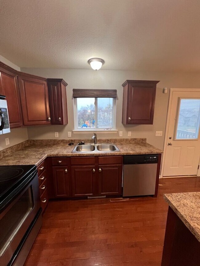 Building Photo - Cozy 3 Bedroom With Fenced Yard & Walking ...